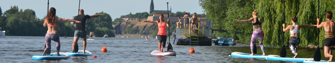 Cvičení na paddleboardu Fit Sup