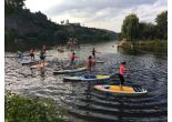 Balanční cvičení na paddleboardu